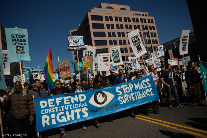 Tüntetők az NSA-botrány kirobbanásakor, 2013 októberében, Washingtonban