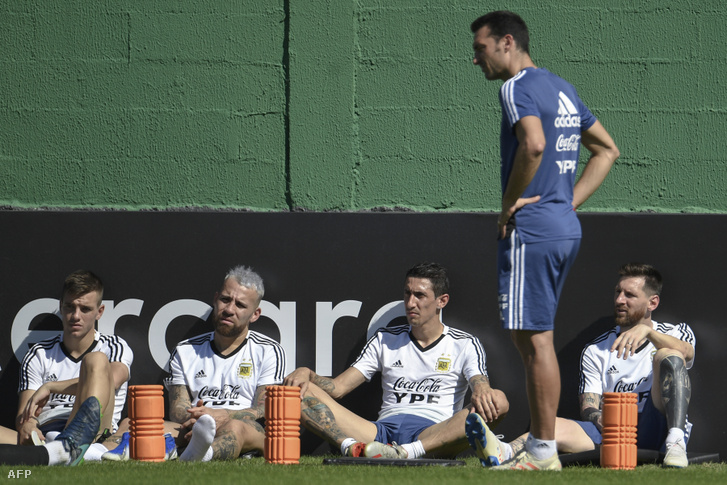 Az argentin edzőtáborban nem nevetnek mindig, itt Foyth, Otamendi, Di Maria és Messi figyel Scaloni kapitányra