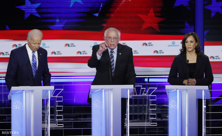 Bernie Sander (középen) beszél a Demokrata Párt elnökjelöltségi vita második éjszakáján, mellette Joe Biden és Kamala Harris