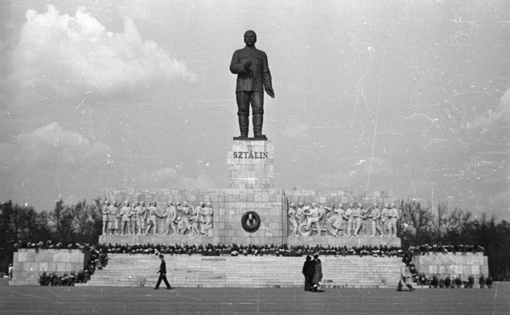 A hírhedt Sztálin-szobor. A kép baloldalán látható a később bronzba öntött jelenet