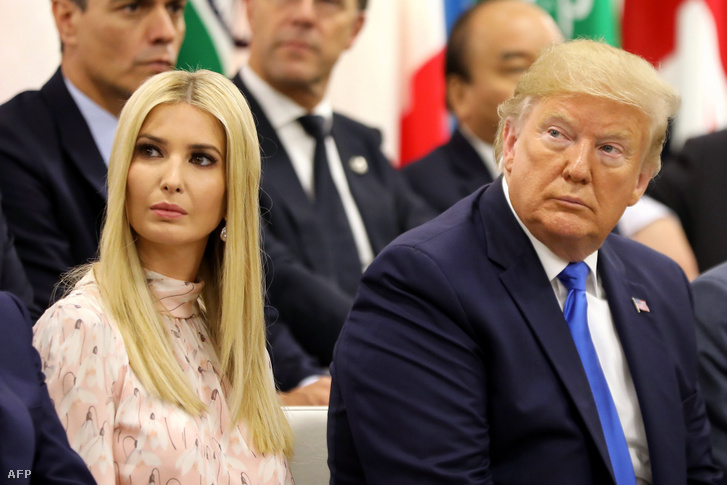 Ivanka Trump elnöki tanácsadó (balra) és apja, Donald Trump amerikai elnök (jobbra) a nők jogairól szóló tanácskozáson 2019. június 29-én, Oszakában.