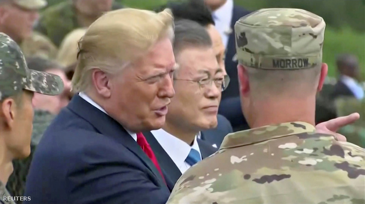 Donald Trump a két Koreát elválasztó demilitarizált zónában 2019. június 30-án.