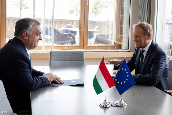 Donald Tusk és Orbán Viktor egyeztet az európai uniós csúcstalálkozón Brüsszelben 2019. június 30-án