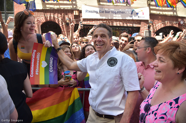 New York kormányzója, Andrew Cuomo is bulizott egyet vasárnap a felvonuláson.