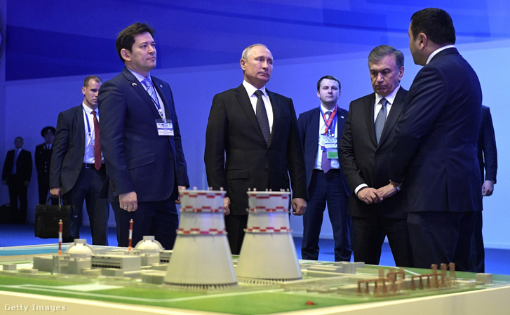 Vladimir Putyin és Üzbegisztán elnöke, Shavkat Mirziyoyev 2018 október 19-én Üzbegisztán első üzemi atomerőművének jövőbeni építése okán megrendezett eseményen. Az orosz Rosatom két egységet épít majd, melyek mindegyike 1200 megawatt kapacitással rendelkezik, a Tudakul-tó közelében, Navoi és Bukhara régió határain.