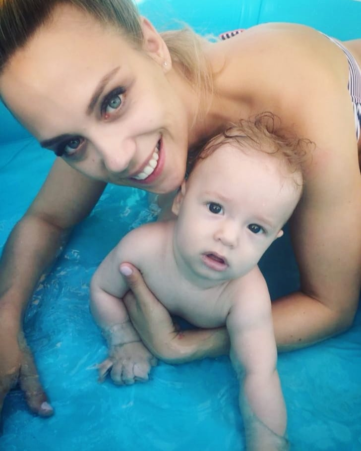 Kiss Ramóna fia, Noé baba kipróbálhatta, milyen a medencében pancsolni.