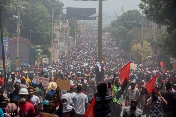 Tüntetők vonulnak a haiti elnök, Jovenel Moise lemondását követelő korrupcióellenes megmozduláson a fővárosban, Port-au-Prince-ben 2019. június 9-én. A zavargásba torkolló tiltakozáson ketten életüket vesztették.