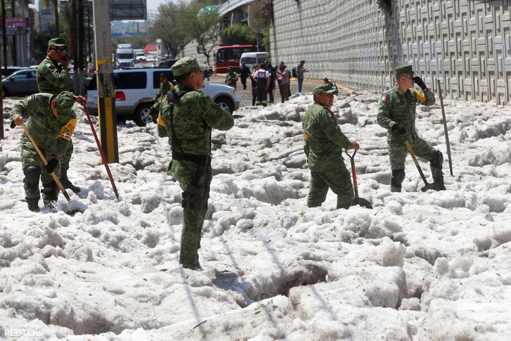 A mexikói hadsereg katonái takarítják az utat Guadalajaraban 2019. június 30-án