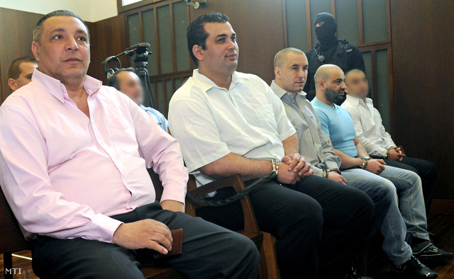 Raffael Sándor (b2) Németh Győző (b3) és Sztojka Iván (b4) vádlottak hallgatják az ítélethirdetést