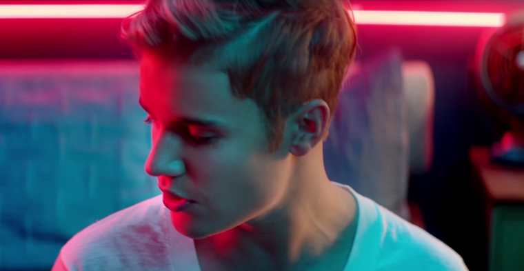 Ez egy screenshot Justin Bieber What Do You Mean című klipjéből, ami jelenleg valamivel kétmilliárd megtekintés fölött jár jelenleg a Youtube-on.
