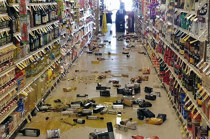 Összetört üvegek egy kaliforniai boltban a földrengés után 2019. július 4-én