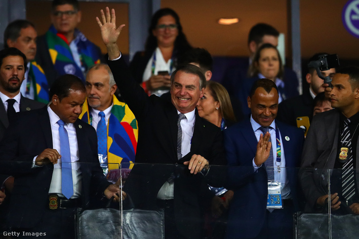Egy ügynök, mellette az integető Bolsonaro, balján a kétszeres világbajnok, Cafú, majd még egy testőr a brazil-argentin meccsen