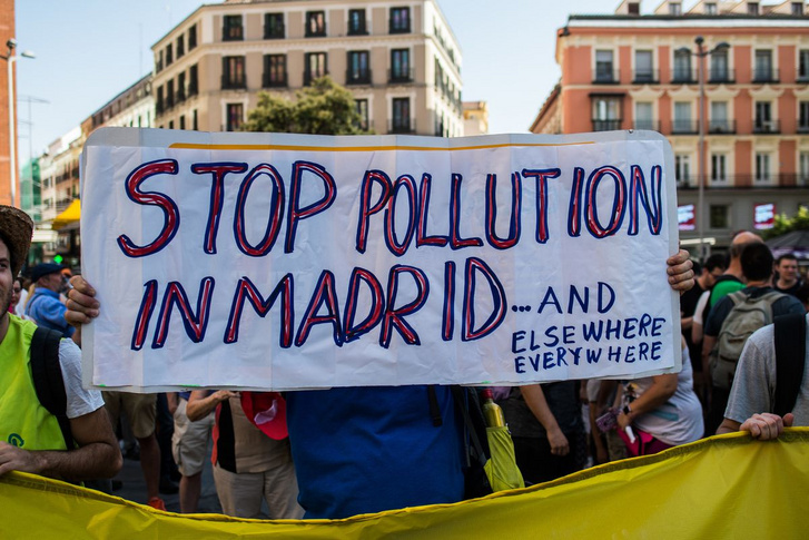 Tiltakozás a behajtási tilalom eltörlése ellen Madridban, 2019 júliusában