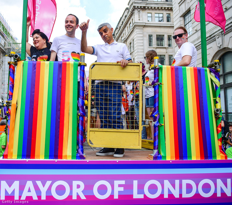 De íme egy sokkal híresebb gyakorló muzulmán, aki szintén részt vett a londoni pride-on: Sadiq Khan, a brit főváros polgármestere, aki saját szivárványszínű kamionján vonult
