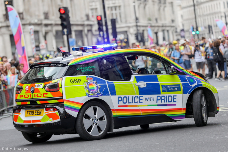 Az esemény alkalmából a rendőrautót is pride-os matricával díszítették fel.