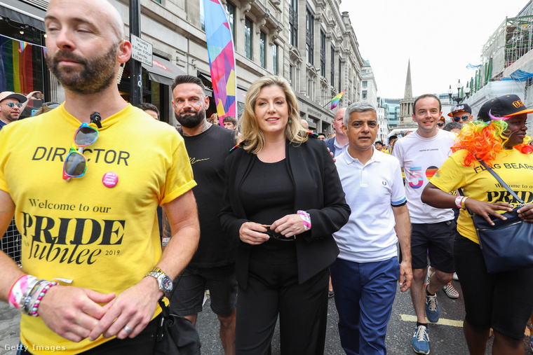 Más politikusok is részt vettek a pride-on, ezen a képen középen Penny Mordaunt látható, aki a brit Konzervatív Párt politikusa és jelenleg Nagy-Britannia külügyminisztere.