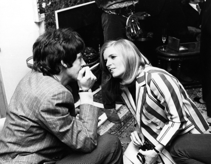 Linda Eastman (1941-1998) és Paul McCartney a Sergeant Pepper's Lonely Hearts Club Band című Beatles-album sajtóbemutatóján, 1967-ben. Két évvel később összeházasodtak.