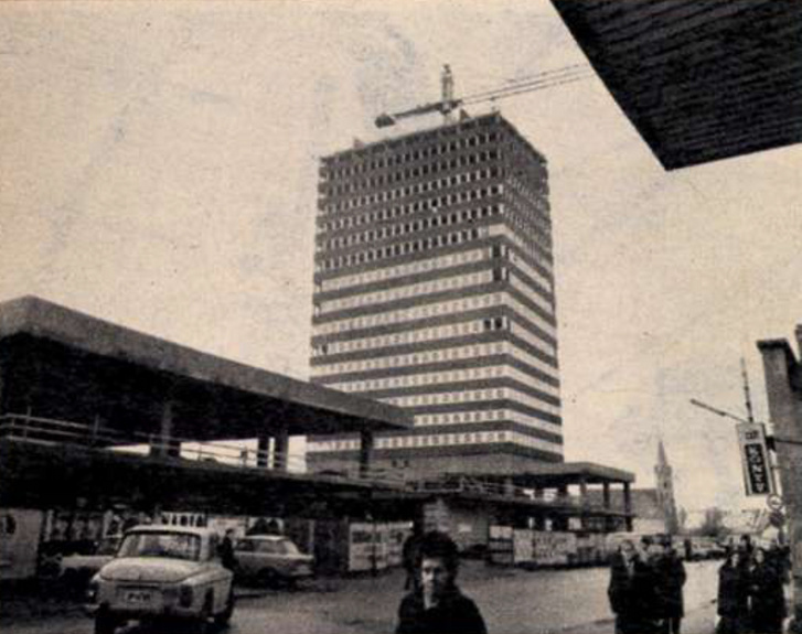 Veszprémben épül a Húszemeletesnek hívott, 160 lakásos toronyház. Az elkészülése után a Dunántúl legmagasabb épülete lett. Forrás: Képes Újság 1973. február 24. / Arcanum Adatbázis