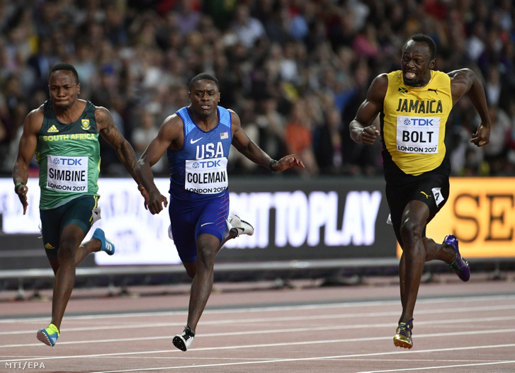 A dél-afrikai Akani Simbine, az amerikai Christian Coleman és a jamaicai Usain Bolt (b-j) a férfi 100 méteres síkfutás döntőjében a 16. szabadtéri atlétikai világbajnokságon a London Stadionban 2017. augusztus 5-én. A 100 és 200 méteren, valamint a jamaicai 4x100-as váltóval is világcsúcstartó, nyolcszoros olimpiai bajnok Bolt bronzérmet nyert a sprintben, ami az első veresége vb vagy olimpia döntőjében.
