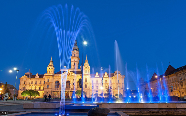 Szökőkút színes kivilágításban Győr belvárosában