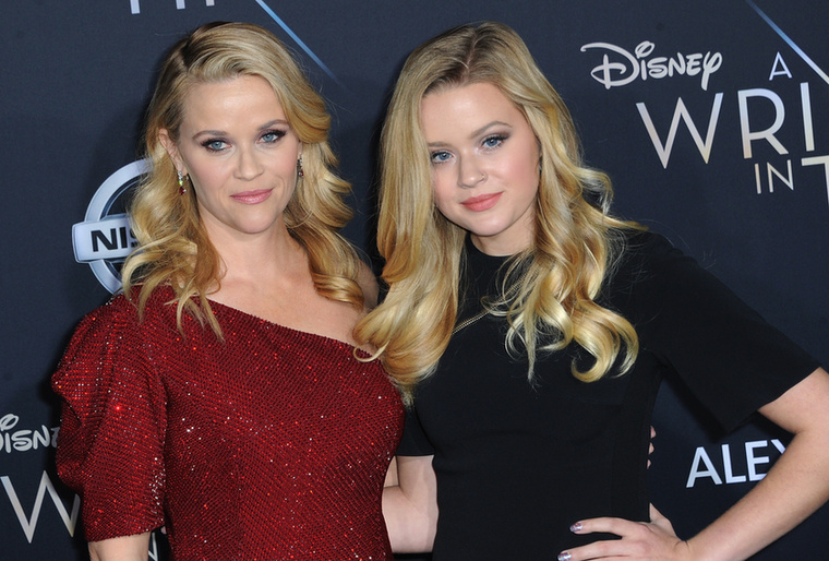 Reese Witherspoon és Ava PhillippeBár Ava nem tört színésznői babérokra, édesanyja külső jegyei egyértelműen felfedezhetőek rajta