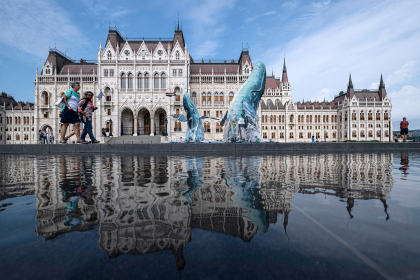 A műalkotás két napon át látható Budapest két közterén: július 9-én, kedden 8:00 és 12:00 óra között a Parlament előtt, és július 10-én 9:00 és 20:00 óra között a budapesti Deák Ferenc téri templom előtt.