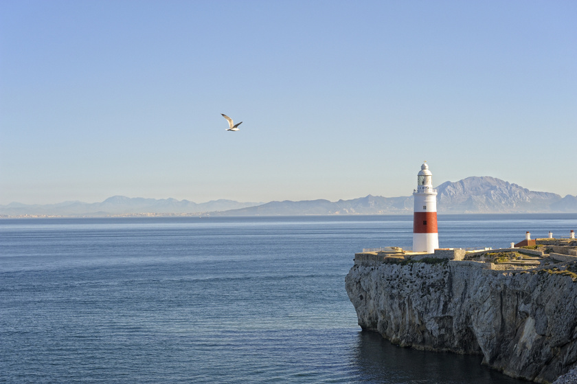 Gibraltár félszigetének legdélebbi pontja az Europa Point, amely a turisták kedvelt kilátóhelye. Közelében a piros-fehér Trinity-világítótorony áll egy emlékmű és egy mecset társaságában.