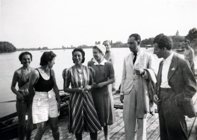 Beck Judit (balról a harmadik), Gyarmati Fanni (balról a negyedik) és Radnóti Miklós (jobbról az első) baráti társaságban