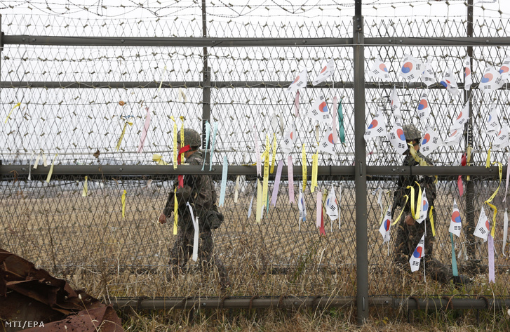 Dél-koreai katonák járőröznek a két Koreát elválasztó panmindzsoni demilitarizált övezetben lévő Padzsunál 2018. november 16-án.