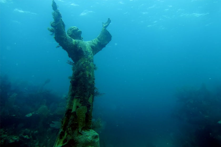 Egy másik víz alatti Jézus-szobrot Máltán találni: kilométerekre a parttól, a tenger alatt állították fel a Tengerészek Jézusa nevű alkotást.