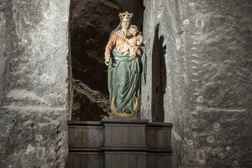 Krisztus-szobor a föld alatt is van. A lengyelországi wieliczkai sóbányában Szűz Mária és a gyermek Jézus szobrát állították fel.