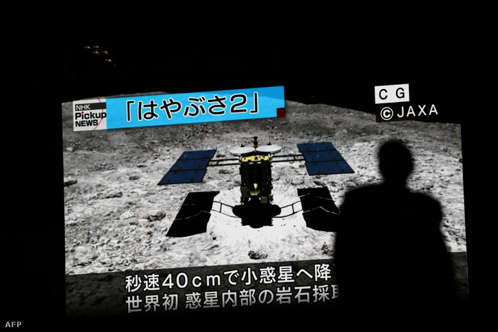 A Hajabusza-2 űrszonda számítógép által generált képe egy televízióban Japánban 2019. július 10-én.
