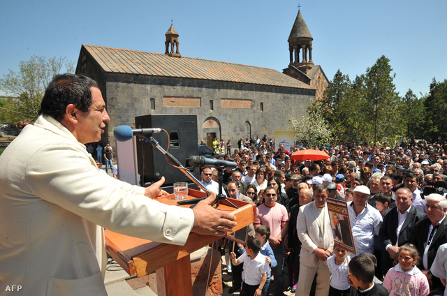 Gagik Carukian, a Prosperáló Örményország párt vezetője vidéki kampánykörúton.