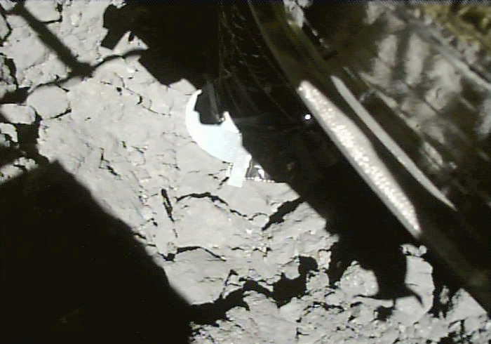 A Hajabusza-2 CAM-H kamerájával készül fotók a mintagyűjtésről (animálva)