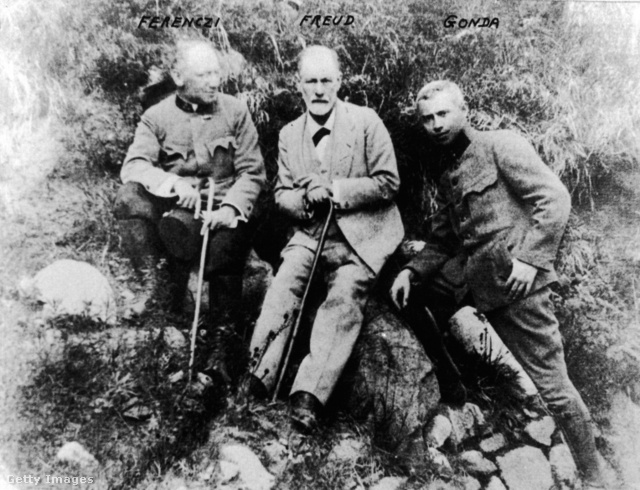 Ferenczi (balra) és Freud (középen) a Magas-Tátrában kirándulnak. Nézetkülönbségeik miatt a kapcsolatuk később megszakadt