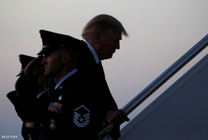 Donald Trump amerikai elnök felszáll a Washingtonba induló gépre egy clevelandi adománygyűjtő esemény után 2019. július 13-án.
