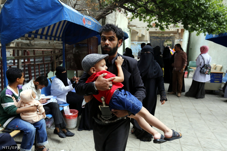 Diftéria elleni védőoltásra érkezik fiával egy jemeni férfi egy egészségügyi központba Szanaában 2018. március 17-én. Az Egészségügyi Világszervezet (WHO) e napi jelentése szerint eddig mintegy 1300 embert fertőződött meg a kórokozóval a polgárháború sújtotta közel-keleti országban, ahol a nélkülözés miatt gyorsan terjed a diftéria