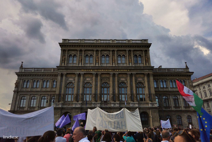 A Magyar Tudományos Akadémia (MTA) intézményrendszerének tervezett átalakítása ellen szervezett demonstráció résztvevői a Budapesti Corvinus Egyetem előtt, a Fővám téren 2019. június 2-án.