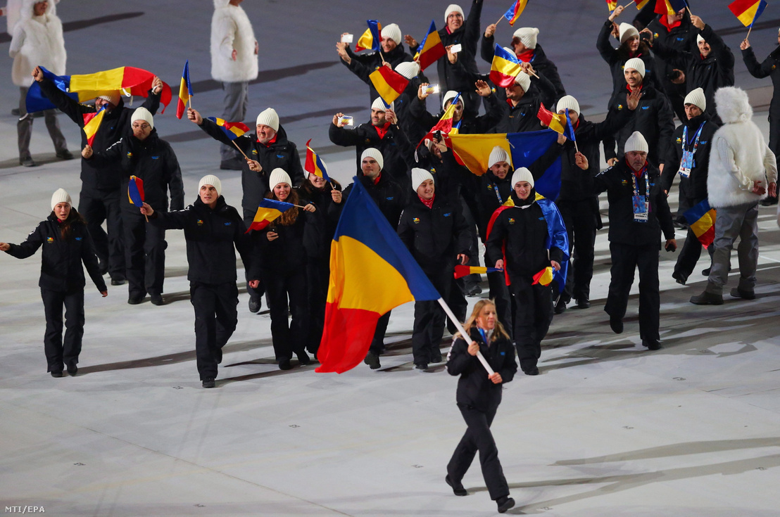 Tófalvi Éva a román csapat magyar nemzetiségû tagja viszi a román zászlót a 2014-es szocsi téli olimpia megnyitó ünnepségén a szocsi Fist Olimpiai Stadionban 2014. február 7-én.