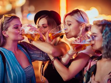 Itt a karszalag, amivel leellenőrzheti, hogy tettek-e ginát az italába
