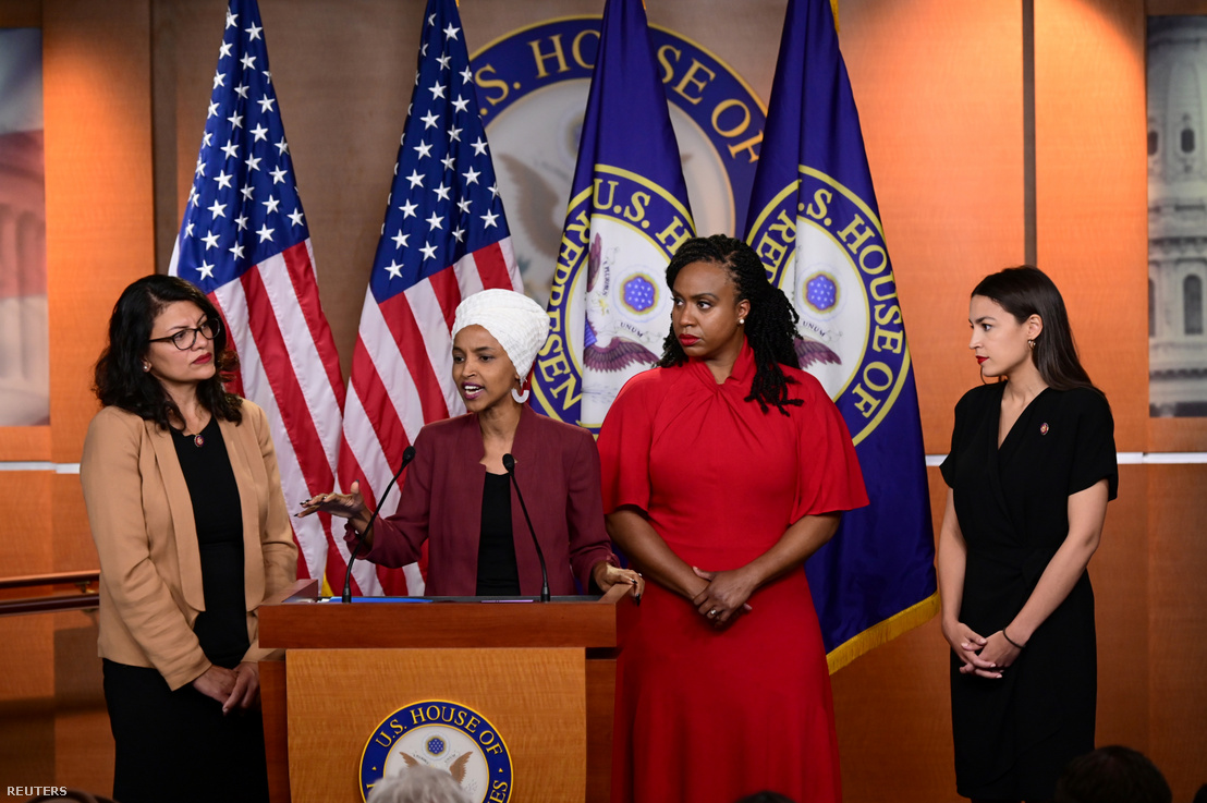 Balról-jobbra: Rashida Tlaib, Ilhan Omar, Alexandria Ocasio-Cortez és Ayanna Pressley tartanak sajtótájékoztatót a Capitol Hillben 2019. július 15-én, miután Donald Trump formálisan megtámadta őket