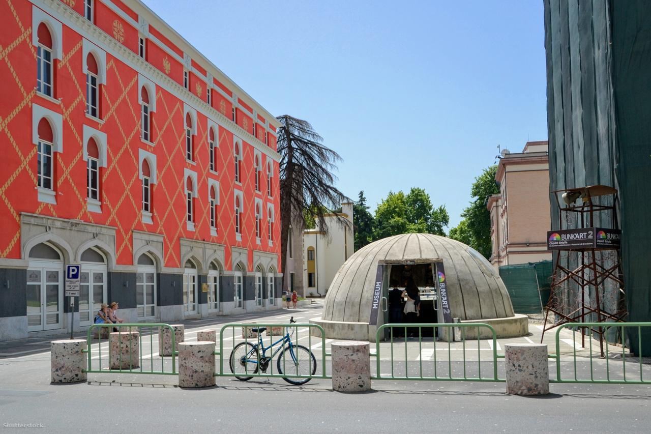 Múzeummá alakított QZ típusú bunker Tirana belvárosában
