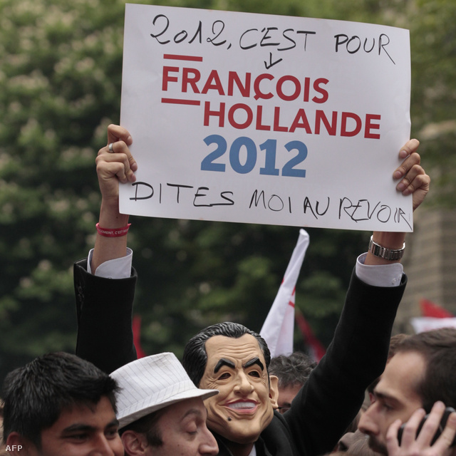 "2012 Hollande éve - Búcsúzzatok tőlem" - Sarkozy-maszkot viselő Hollande-szupporter a szocialista párt székházánál
