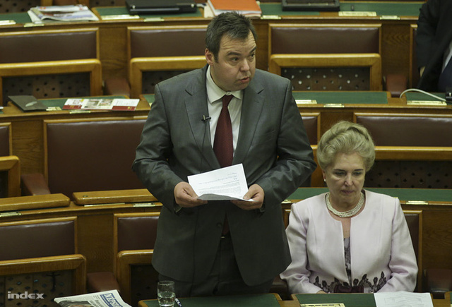 L. Simon László a parlamentben