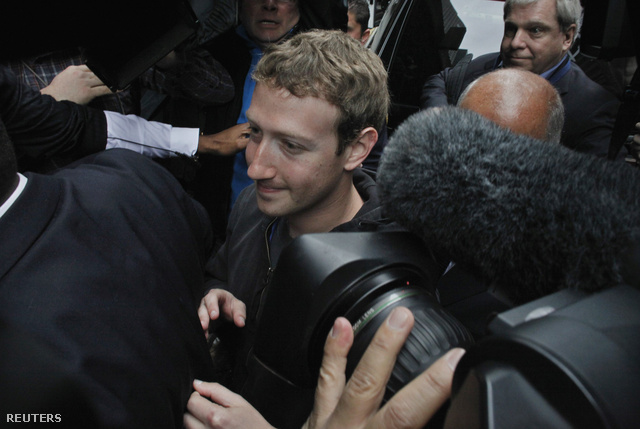 2012. május 7. Mark Zuckerberg távozik a New York-i Sheraton Hotelből, ahol befektetőknek tartott előadást a Facebookról