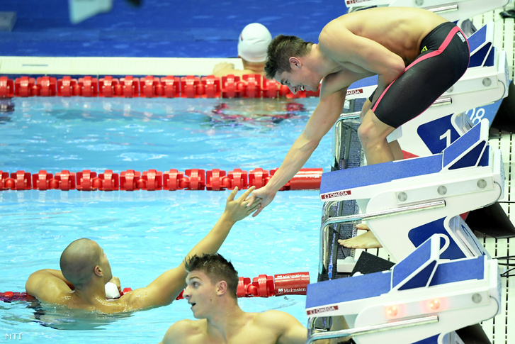 Bohus Richárd (j) és Szabó Szebasztián ünnepli a döntőbe jutást a férfi 4X100 méteres gyorsváltó előfutama után a 18. vizes világbajnokságon a dél-koreai Kvangdzsuban 2019. július 21-én.