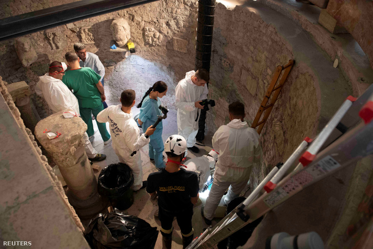 Igazságügyi orvosszakértők dolgoznak egy vatikáni temető padozata alatt felfedezett csontkamrában 2019. július 20-án.