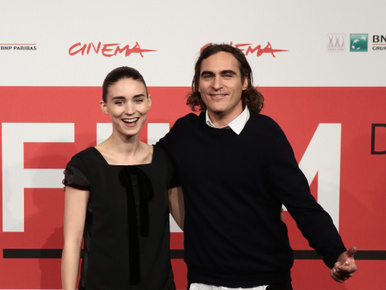 Joaquin Phoenix eljegyezte Rooney Marát