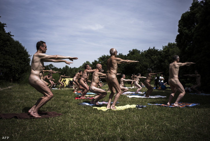 Naturisták jógáznak a Bois de Vincennes-ban