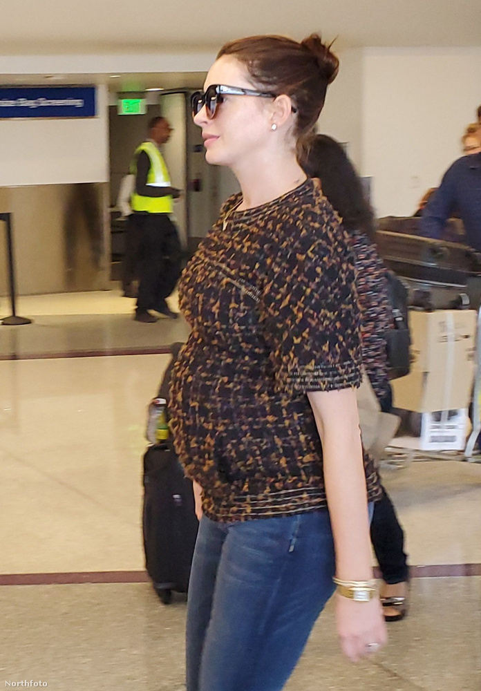 A színésznő mosolygósan sétált a keresztül a repülőtéren, reméljük, egész eddigi terhességéről elmondható, hogy nem viselte meg